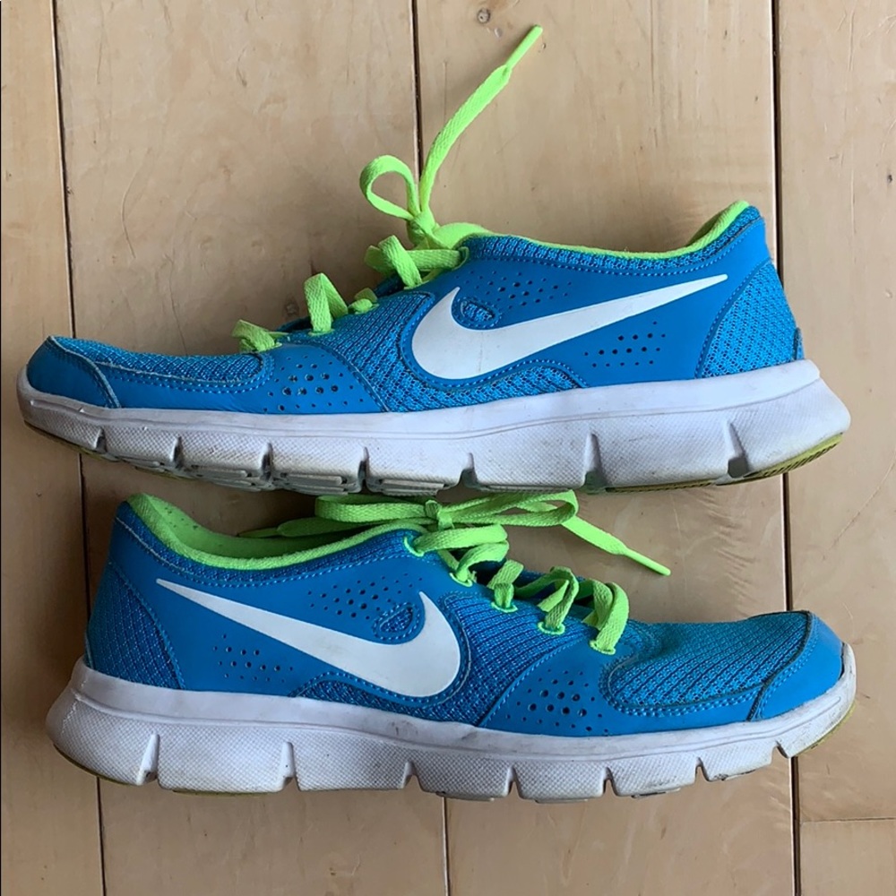 Nike women’s sneakers 7.5